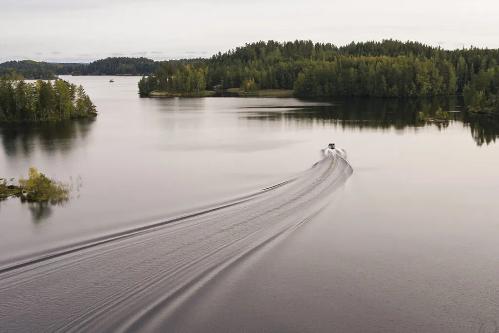 dronekuvaus-moottorivene-1